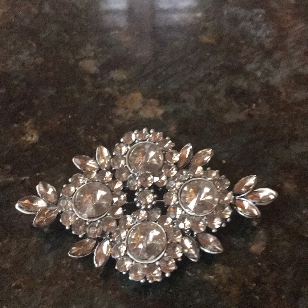 Vintage smoky rhinestone pin🌺
